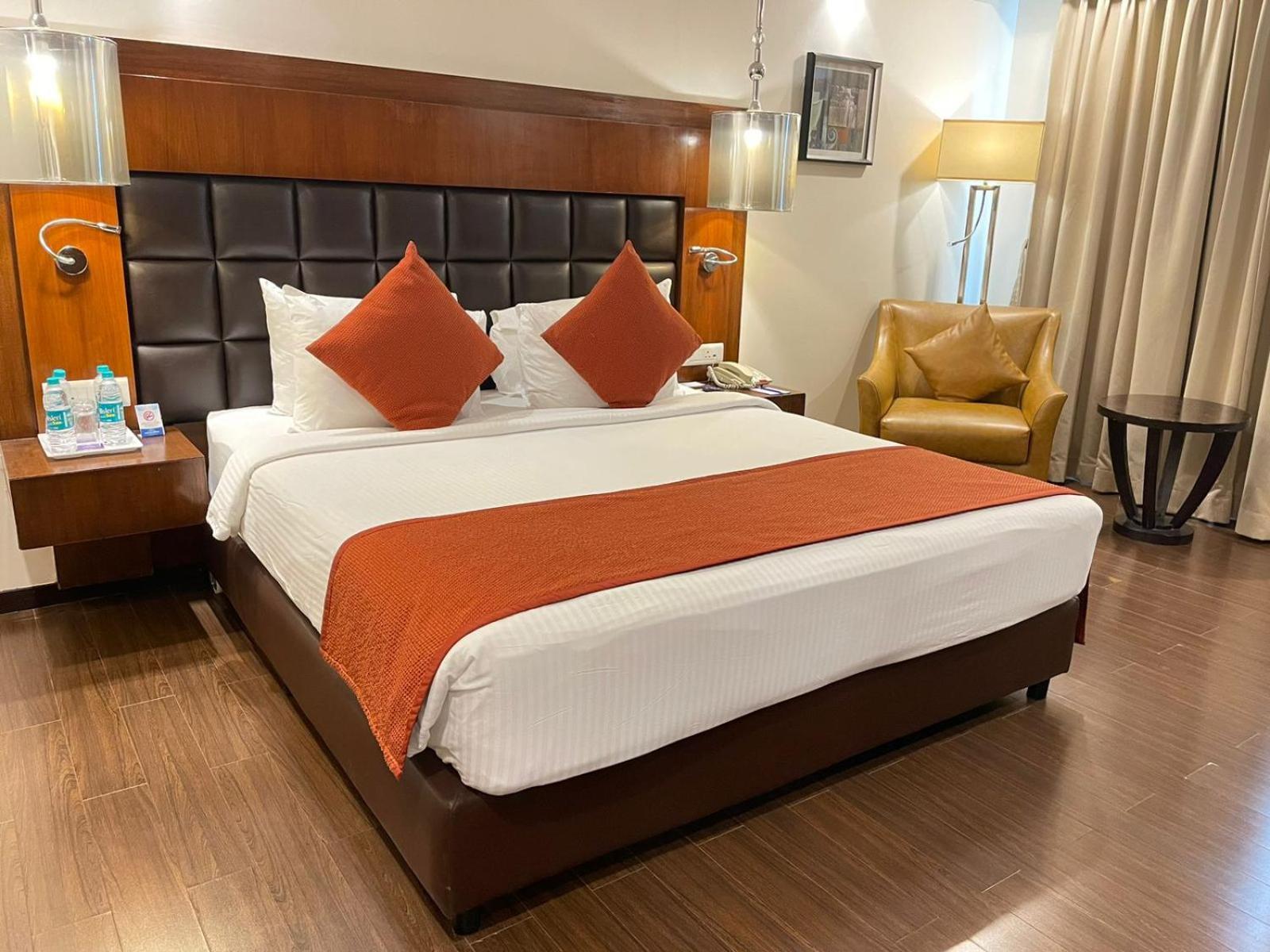 Paradigm Sarovar Portico Kākināda Exterior foto